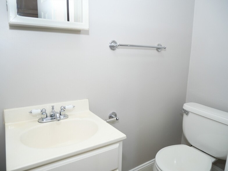 Building Photo - 96 Chestnut Hill Ave