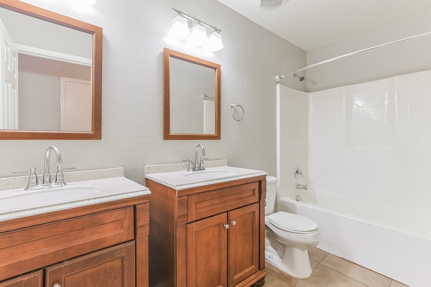 Building Photo - 1465 E Daniella Dr