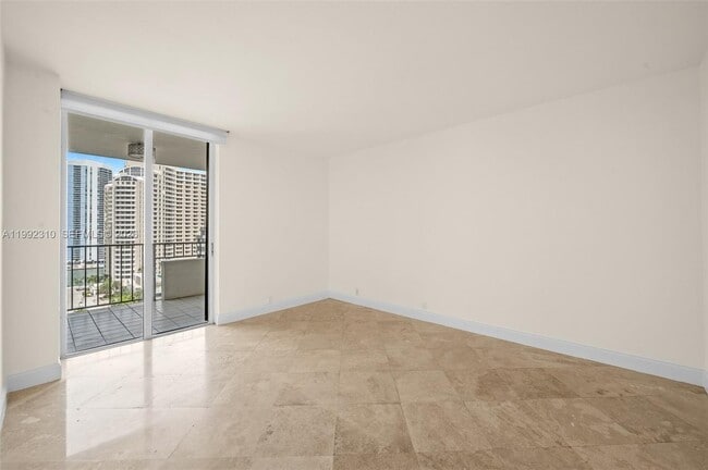 Building Photo - 520 Brickell Key Dr