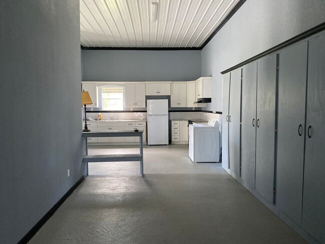 Building Photo - Small Home in Keatchie