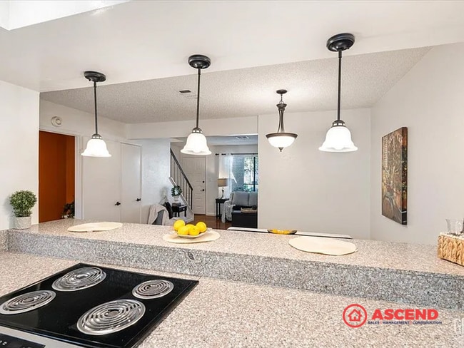 Building Photo - Beautiful 2 Bedroom, 2 Bathroom Home with ...