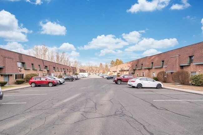 Building Photo - 549 Russell Rd