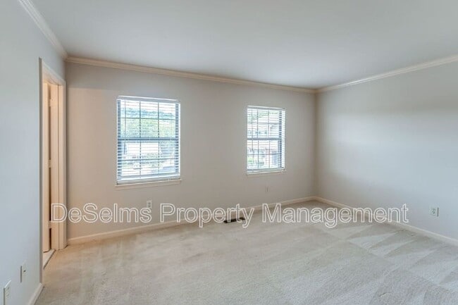 Building Photo - 1122 Brentwood Pointe