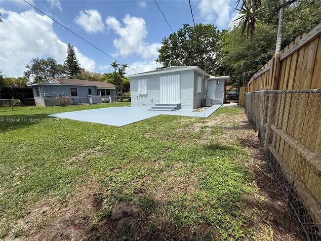 Building Photo - 12235 NE 12th Pl