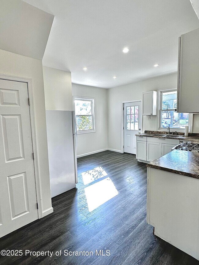 Building Photo - 266 Rutter Ave