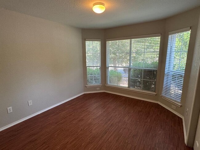 Building Photo - 423 Paddington Dr