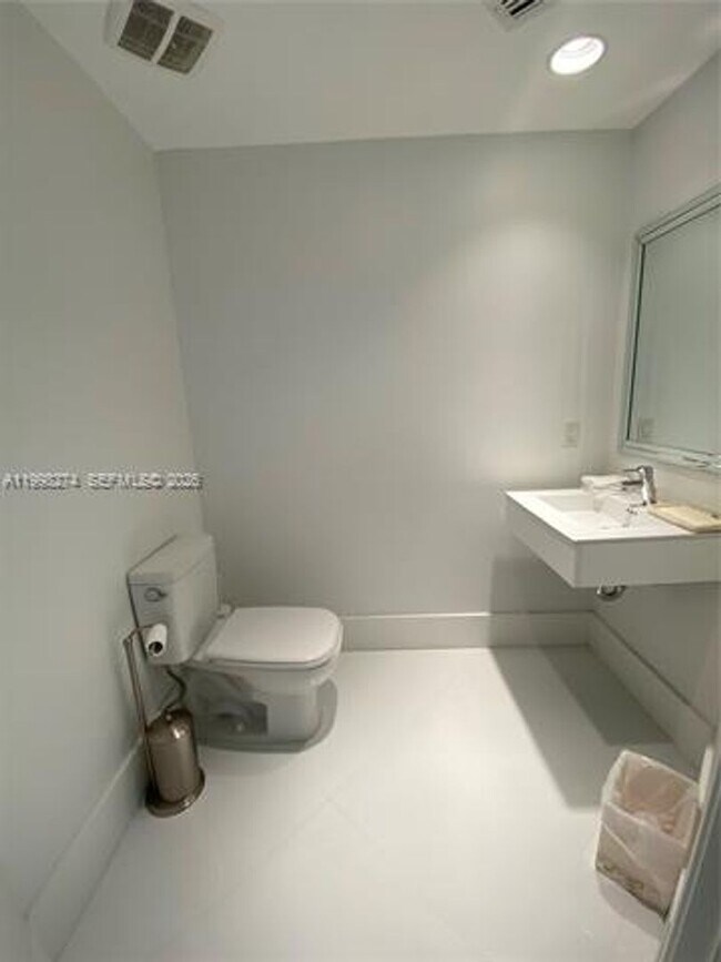 Building Photo - 17301 Biscayne Blvd