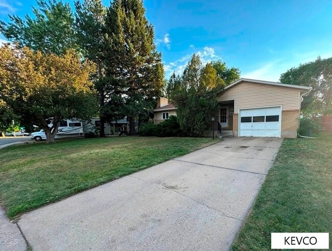 Primary Photo - Huge Home in Campus West!