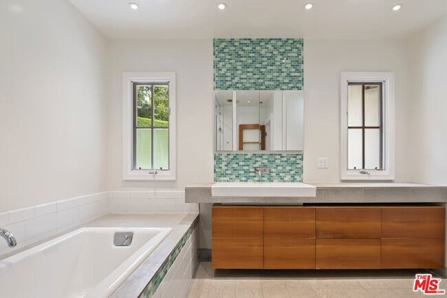 Building Photo - 18080 Karen Dr