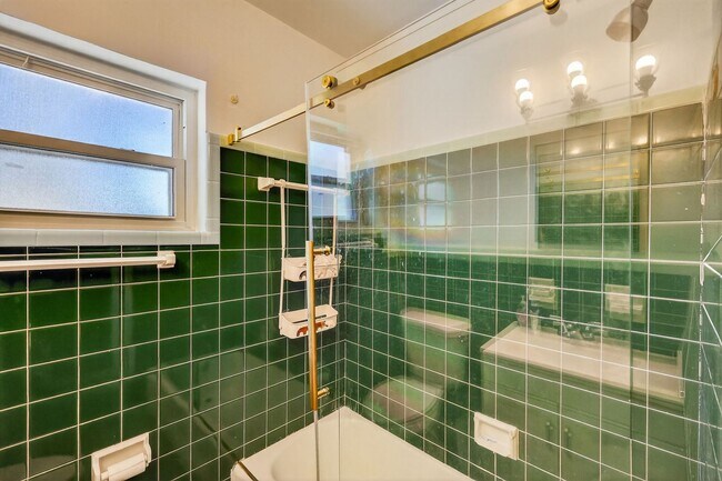 Building Photo - 3 Bedroom Home in Tavares with Large Fenced Backyard