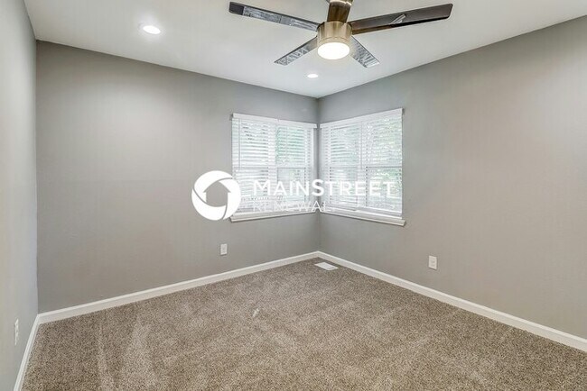 Building Photo - 3 Bedroom Pet-Friendly Home in DALLAS, TX with Main Street Renewal