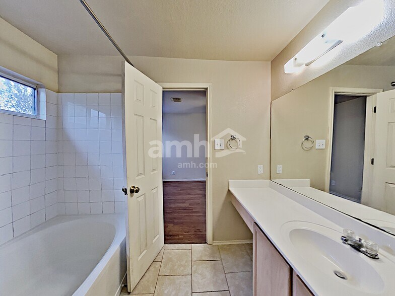 Building Photo - 4974 Bending Elms