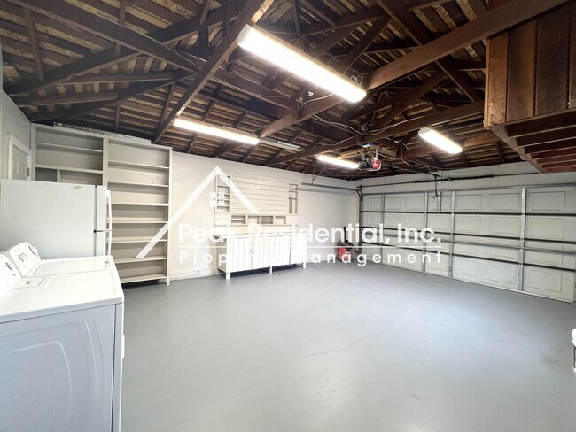 Building Photo - Beautifully Updated 3bd/2ba Home with 2 Car Garage!