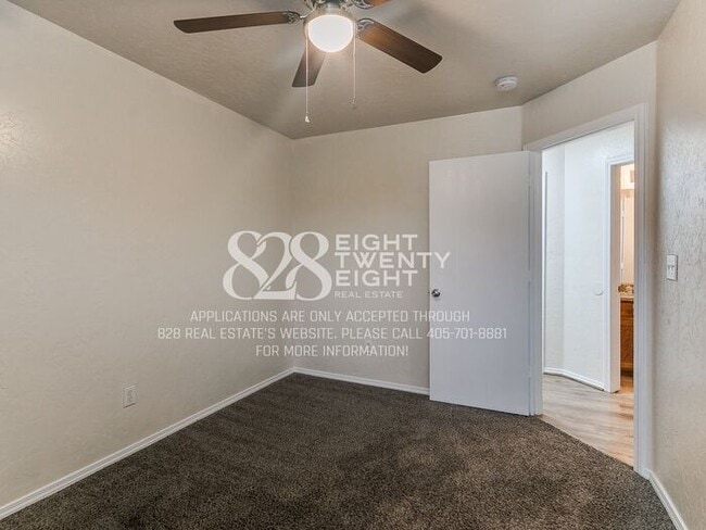 Building Photo - *AVAILABLE NOW!* Spacious 3 Bed/2.5 Bath Duplex Townhome Available in Norman!