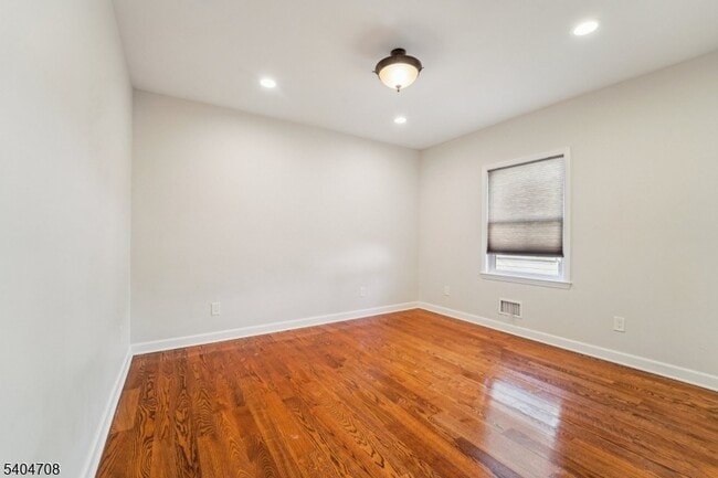 Building Photo - 204 Harrison St