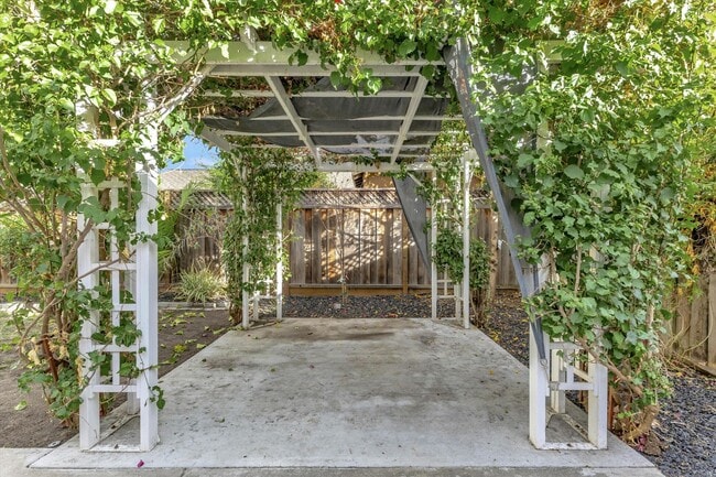 Building Photo - San Jose 4 Bedroom with Solar Power & Central A/C