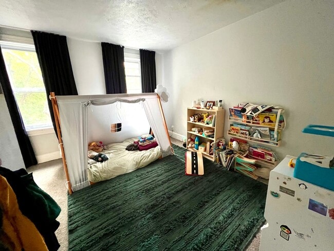 Building Photo - Pittsburgh - 2 Bedroom 1 Bathroom - Spacio...