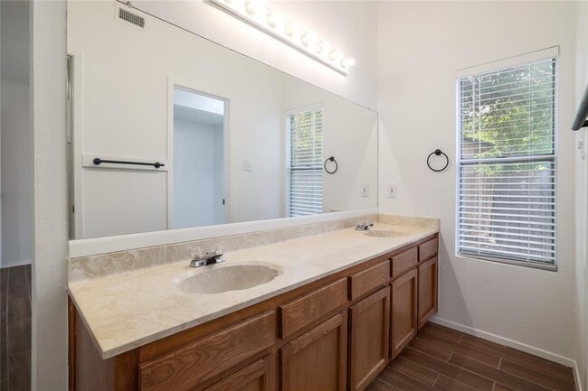 Building Photo - 804 Lone Tree Ct