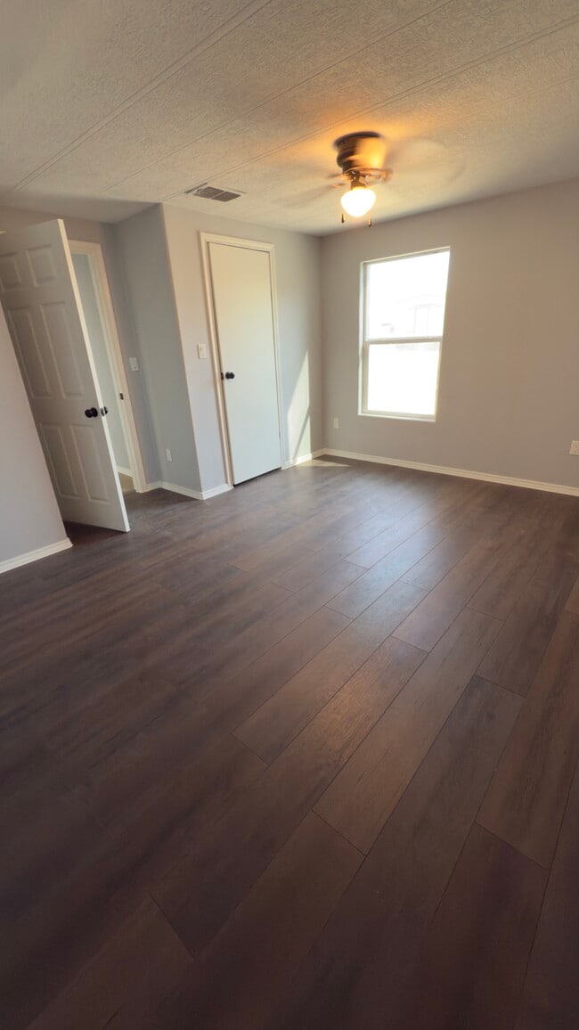 Building Photo - 712 Independence Dr