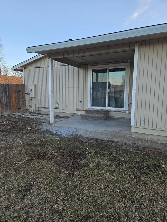 Building Photo - $1700 A MONTH - 3 BEDROOM 2 BATH HOME IN LEAVITT LAKE
