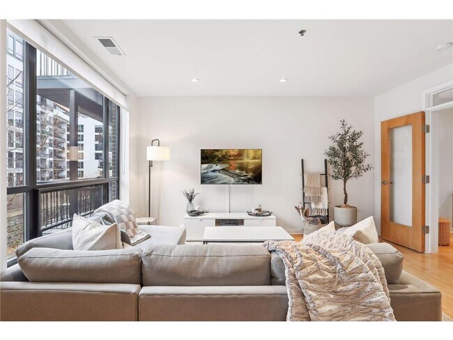 Building Photo - 3116 W Lake St