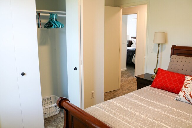 Building Photo - 596 W Moan Pl