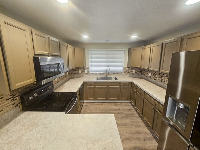 Building Photo - 599 Page Ct