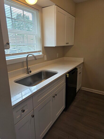 Building Photo - Newly Major Renovated Beverly Manor