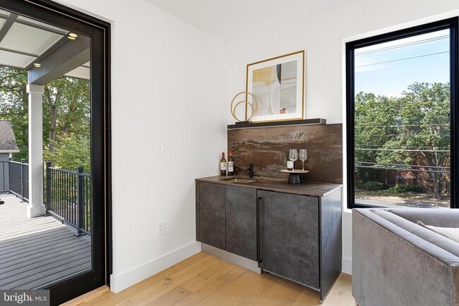 Building Photo - 1733 Chain Bridge Rd