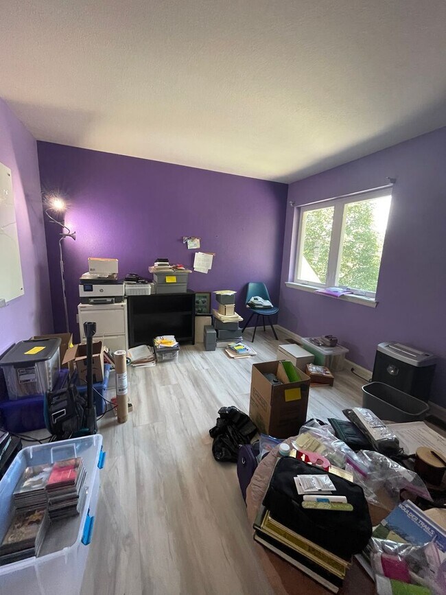 Building Photo - 2 bed 2.5 bath available NOW!