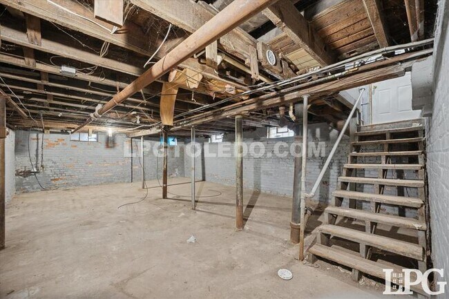 Building Photo - 950 Oak St