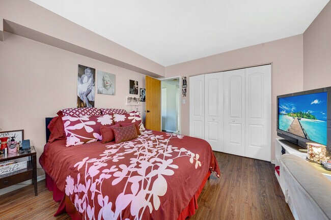 Building Photo - 9381 Bay Colony Dr