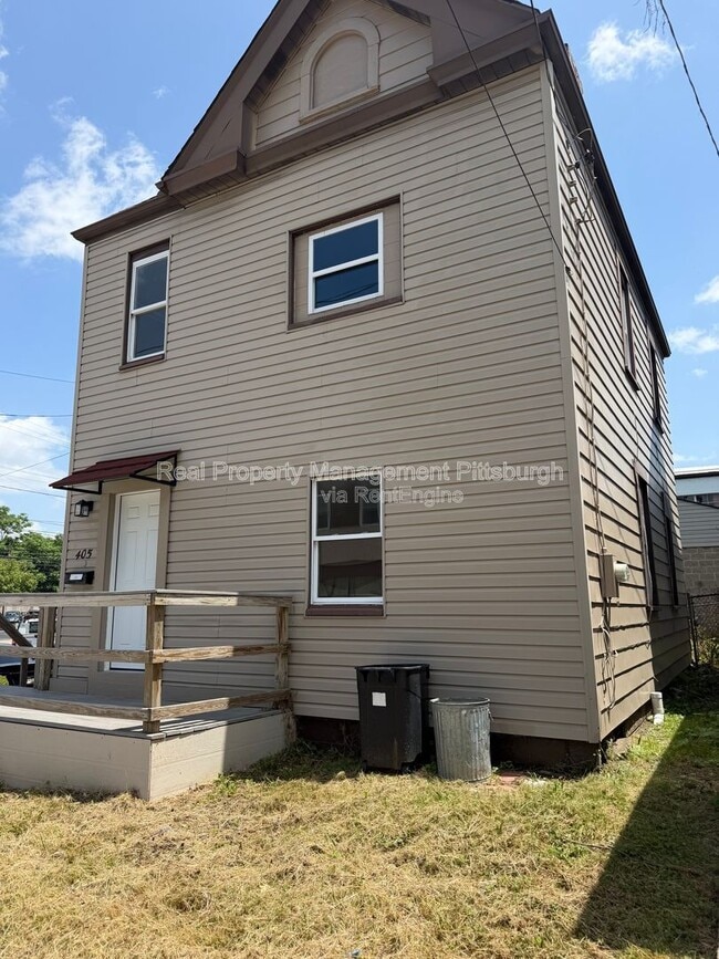 Building Photo - 405 Main St
