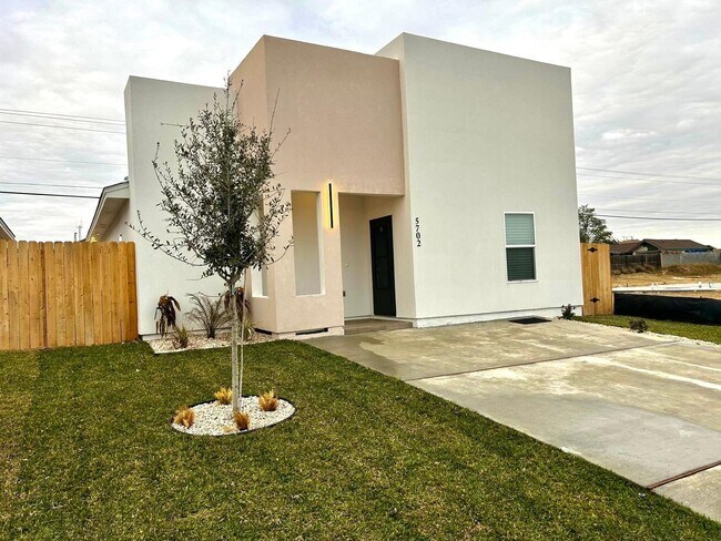 Primary Photo - 5702 Moses Lp