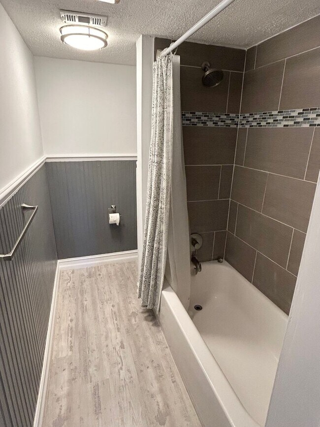 Building Photo - Updated 1 Bed/1.5 Bath Near the Beach! Great Amenities