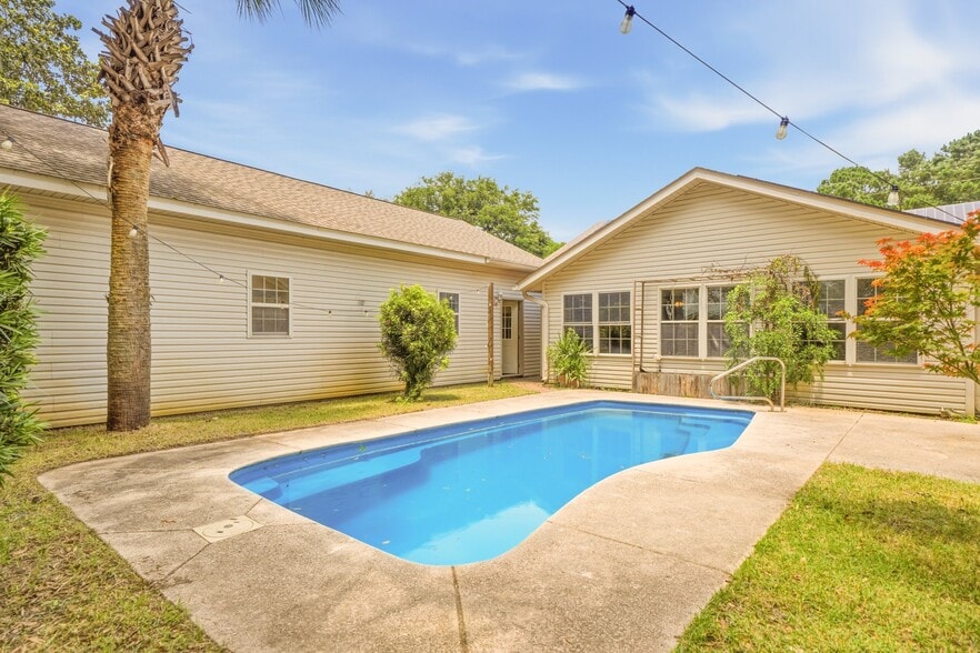 Building Photo - 1737 Bayshore Dr