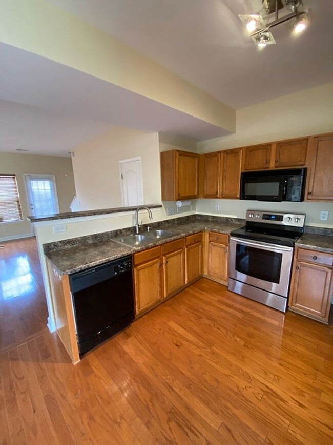Building Photo - Modern 2BR/2BA Home Near BNA – Open Concep...
