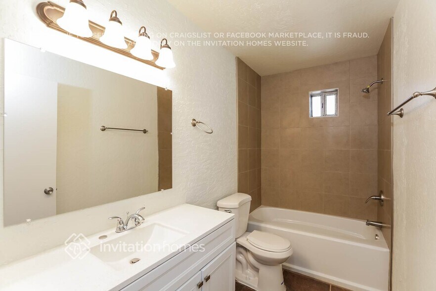 Building Photo - 1635 E Violet Dr