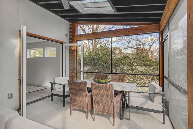 Building Photo - Stunning 5BR/3.5BA historic home located near Hillsboro Village!