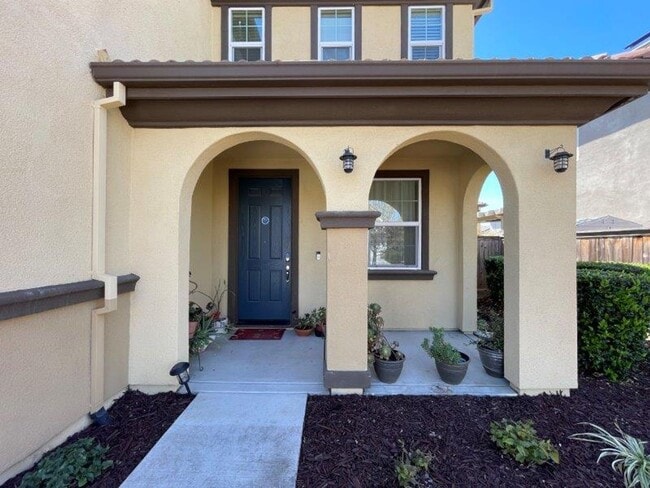 Building Photo - Gorgeous 4 Bed Located in Great Gated Community