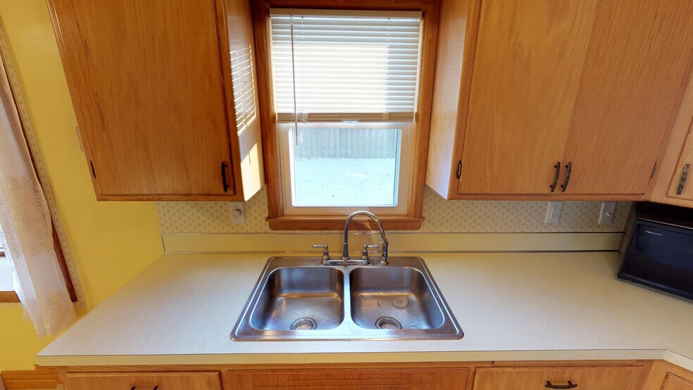 Building Photo - 907 E Harding Dr