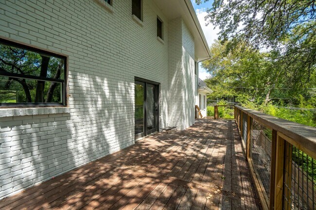 Building Photo - Tarrytown STUNNER!!!