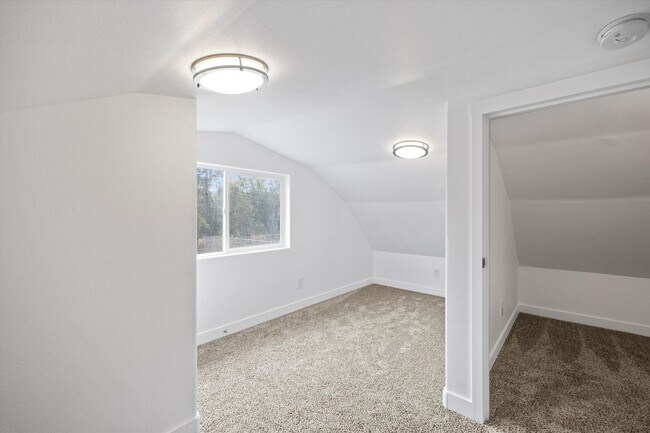 Building Photo - Beautiful 3-Bedroom, 3-Bath Home with a Huge Yard and Ample Parking