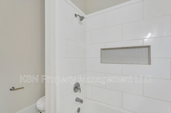 Building Photo - 309 W 33rd St