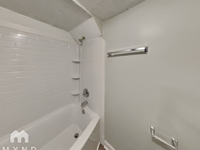 Building Photo - 247 Roxbury Dr