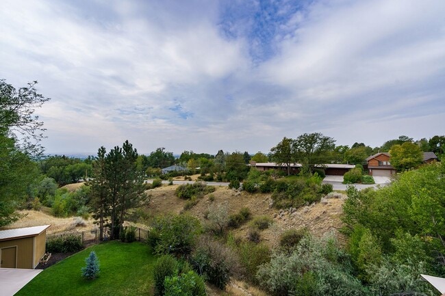 Building Photo - Large 4 bedroom home with Garage - ALL UTI...