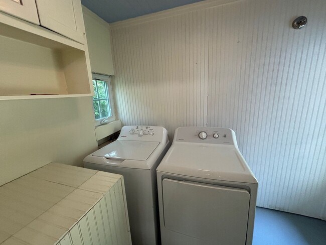 Building Photo - Charming 2 Bedroom 1 Bath House