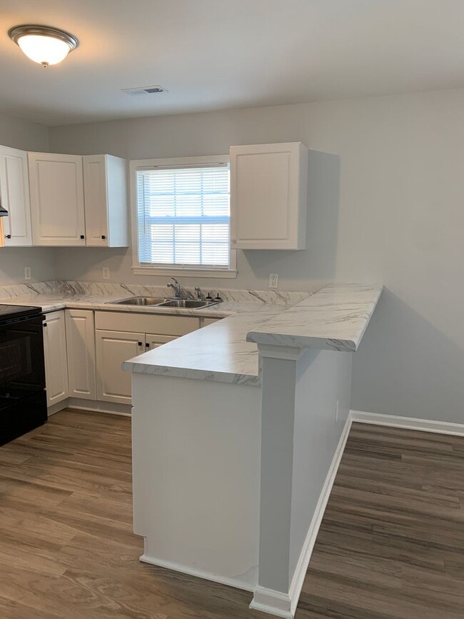 Building Photo - 3 Bedroom 2 Bath Renovated House Available Now on Park Avenue