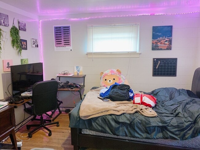 Building Photo - AUG PRELEASE: 5 bdrm/2 bath in York Neighborhood