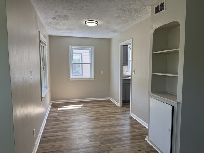 Building Photo - 2450 Greenvale Rd